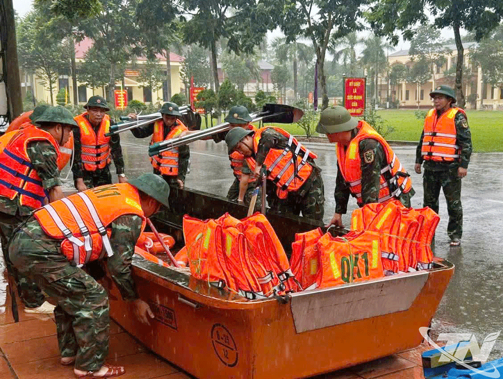 Armed forces prepare materials, equipment and vehicles to be ready to respond to storm No. 11.