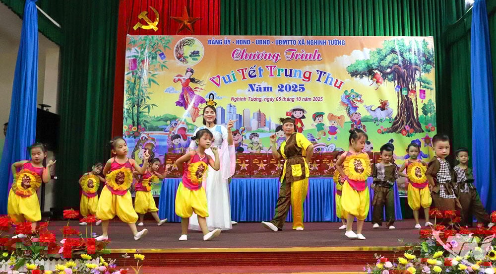 ការសម្តែងបាននាំមកនូវបរិយាកាសរីករាយ និងអ៊ូអរនៃពិធីបុណ្យពាក់កណ្តាលរដូវស្លឹកឈើជ្រុះរបស់សិស្សានុសិស្សឃុំ Nghinh Tuong។