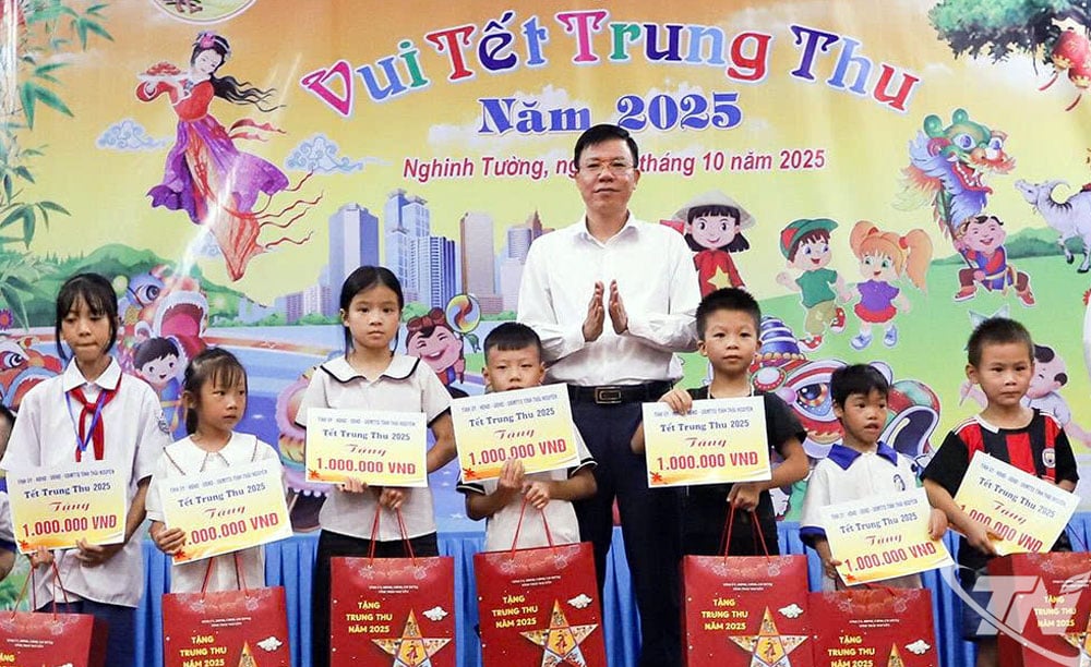 ប្រធានគណៈកម្មាធិការរៀបចំគណៈកម្មាធិការបក្សខេត្ត ជូនអំណោយដល់សិស្សានុសិស្សដែលមានស្ថានភាពលំបាកនៅឃុំ Nghinh Tuong។