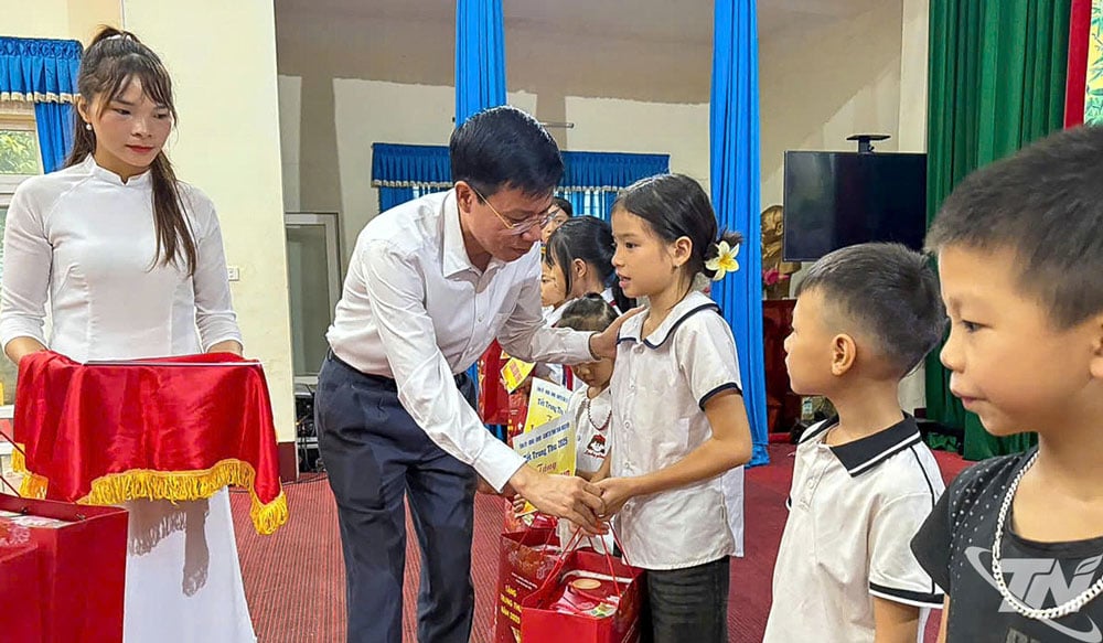 ការសម្តែងបាននាំមកនូវបរិយាកាសរីករាយ និងអ៊ូអរនៃពិធីបុណ្យពាក់កណ្តាលរដូវស្លឹកឈើជ្រុះរបស់សិស្សានុសិស្សឃុំ Nghinh Tuong។