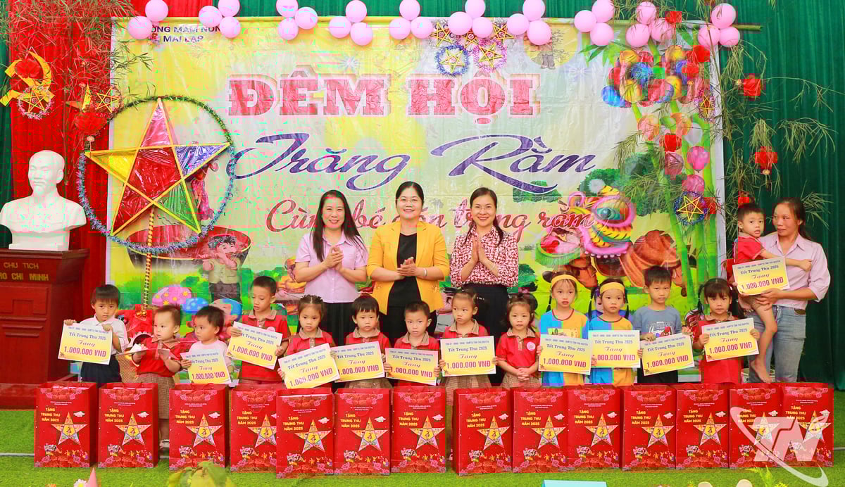 ក្នុងកម្មវិធី សមមិត្ត Hoang Thu Trang និងក្រុមការងារបានប្រគល់អំណោយចំនួន 15 ជូនដល់សិស្សានុសិស្សដែលមានស្ថានភាពលំបាកដែលសិក្សាបានពូកែ។