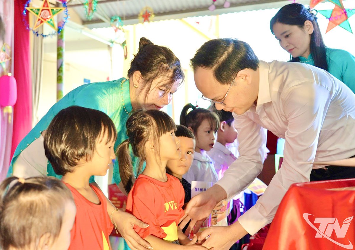 សមមិត្ត Nguyen Linh អនុប្រធានគណៈកម្មាធិការប្រជាជនខេត្ត ជូនអំណោយដល់សិស្សានុសិស្សដែលមានស្ថានភាពលំបាកនៅឃុំ Van Han។