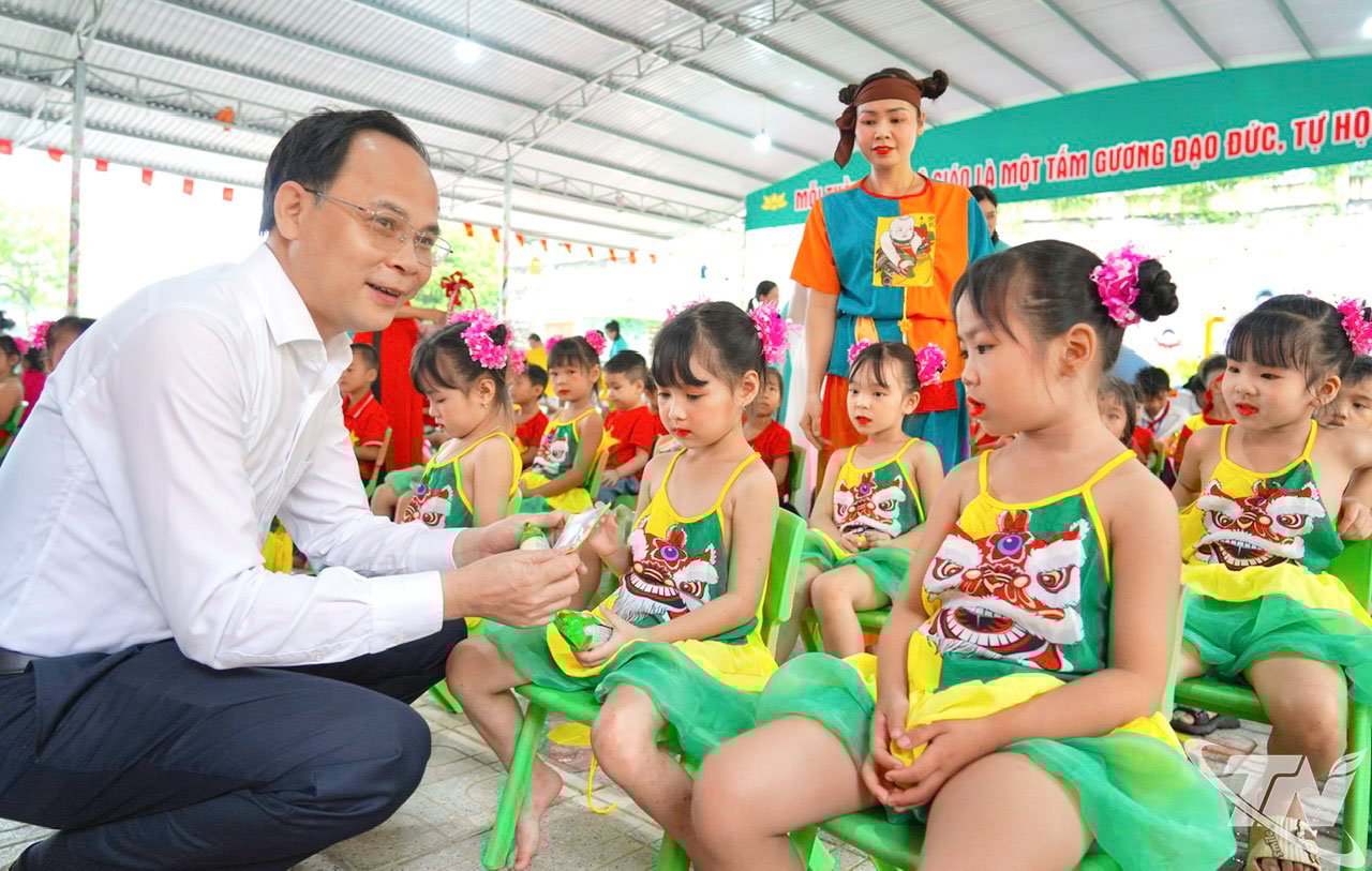 អនុប្រធានគណៈកម្មាធិការប្រជាជនខេត្តបានចូលរួមសប្បាយរីករាយជាមួយសិស្សានុសិស្សសាលាមត្តេយ្យវ៉ាន់ហាន។