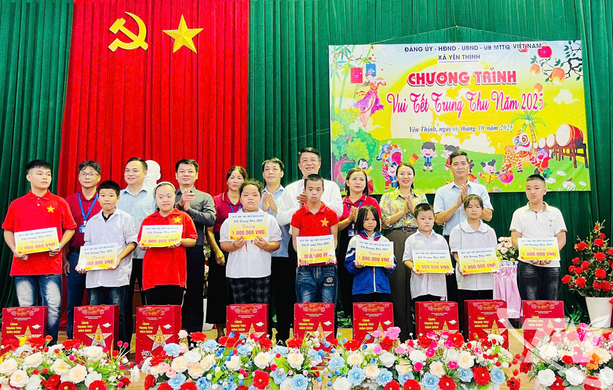 សមមិត្ត Nong Quang Nhat អនុប្រធានគណៈកម្មាធិការប្រជាជនខេត្ត ជូនអំណោយដល់សិស្សានុសិស្សដែលមានស្ថានភាពពិសេស និងលំបាកនៅឃុំ Yen Thinh។