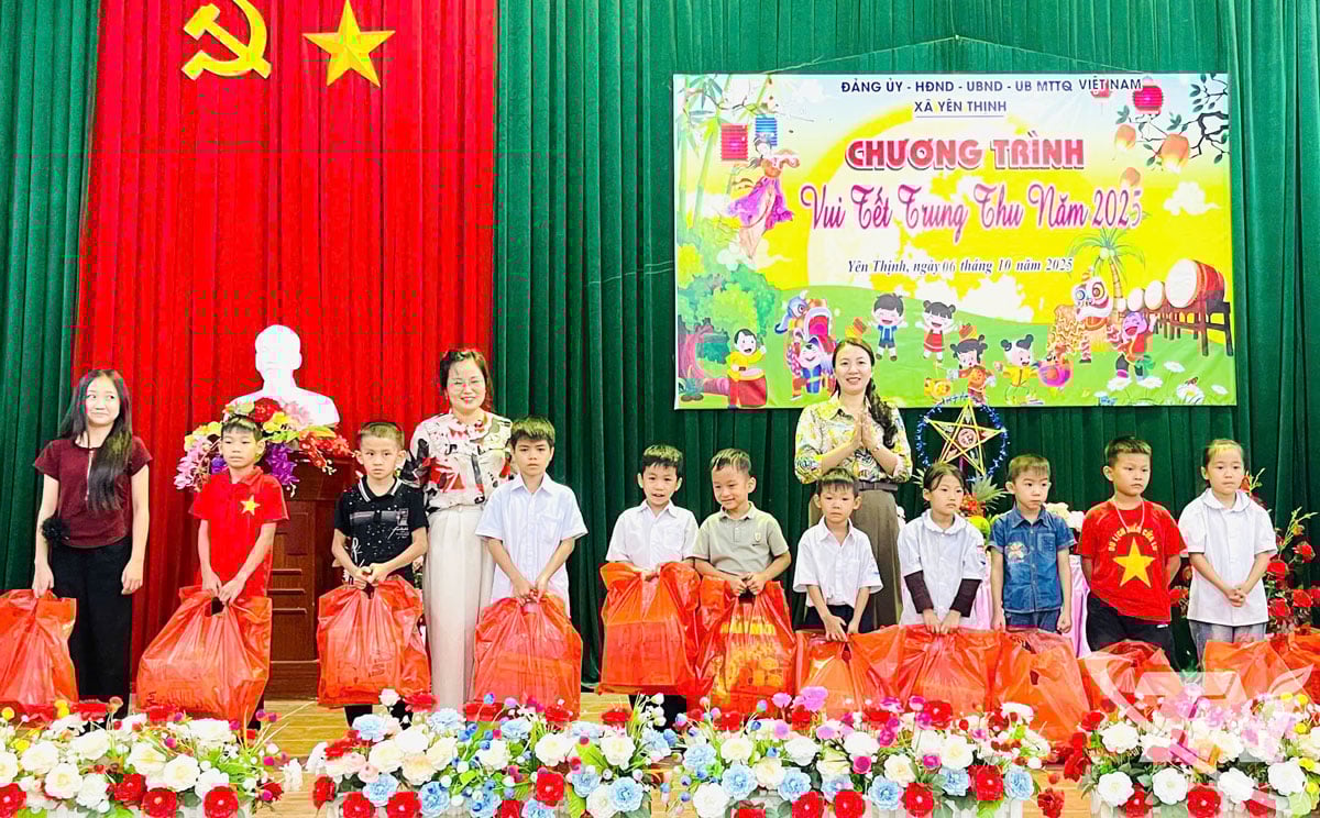 ថ្នាក់ដឹកនាំឃុំ Yen Thinh បានផ្តល់អំណោយជាច្រើនដល់សិស្សានុសិស្សដែលមានស្ថានភាពលំបាកក្នុងឃុំ។