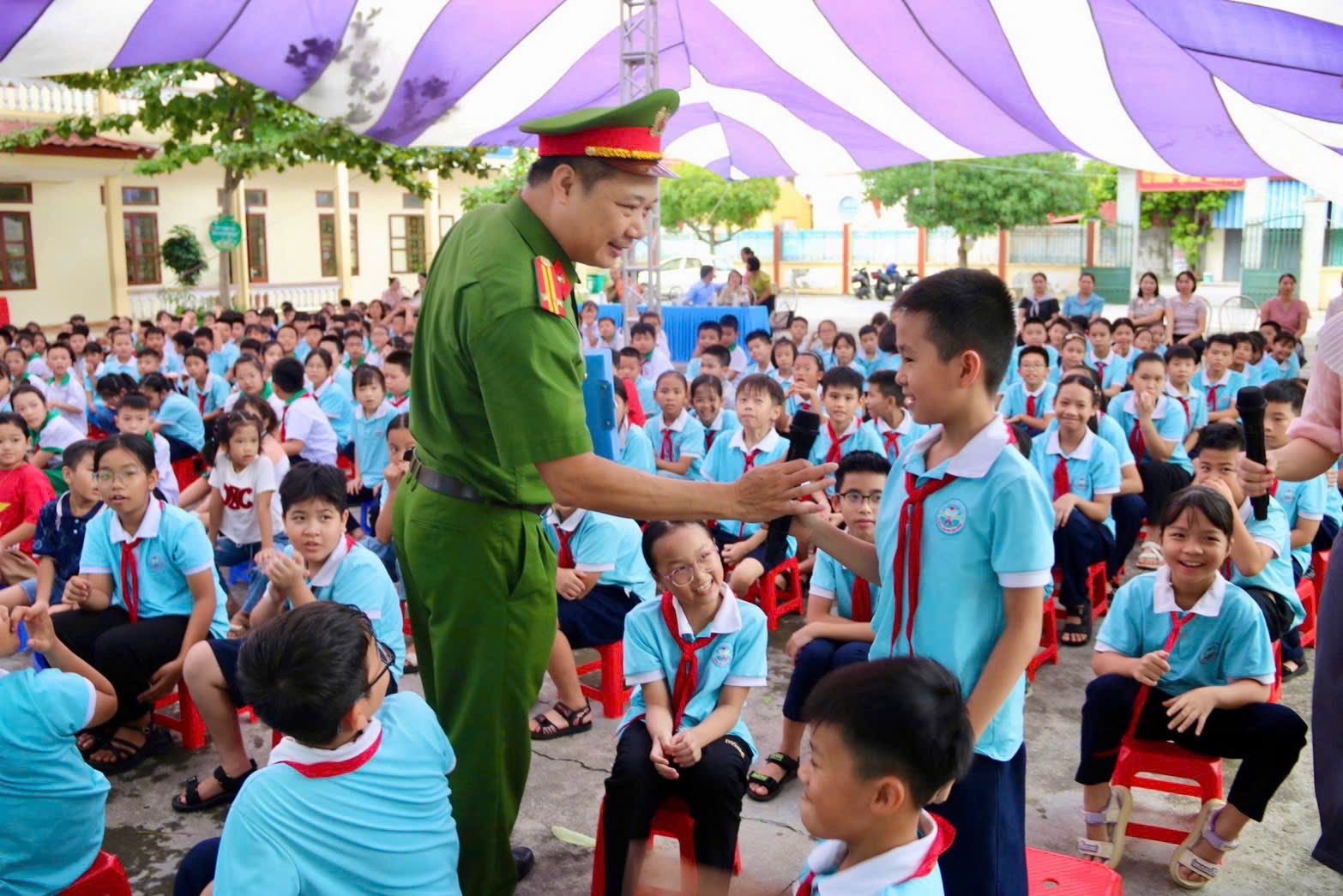 ចុចលើរូបភាពដើម្បីពង្រីក។