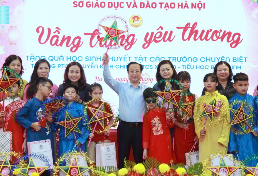 Lãnh đạo Sở GD&ĐT Hà Nội cùng các thầy cô giáo, phụ huynh vui Tết Trung thu với các học sinh 