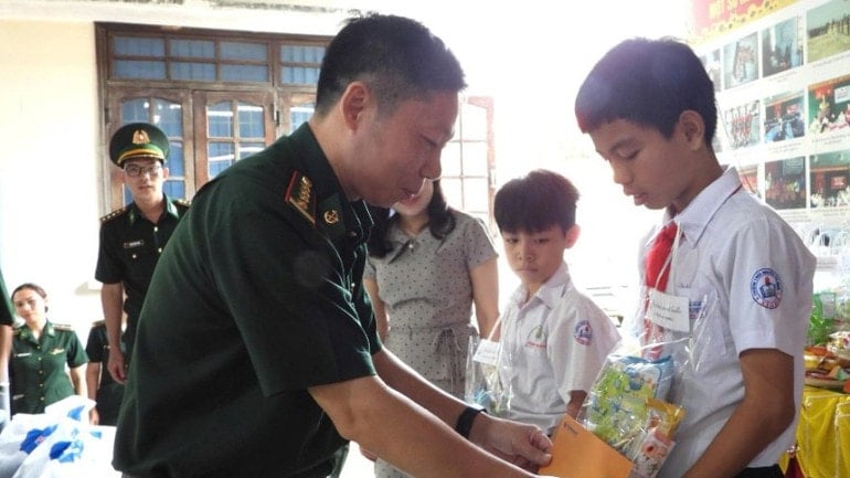 Đại tá Đỗ Quang Thấm, Chính ủy Bộ đội Biên phòng tỉnh Đắk Lắk tặng quà cho các cháu học sinh xã biên giới Ia Rvê img-0701-7750.jpg