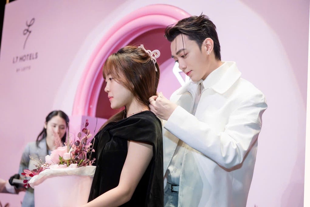 SOOBIN hóa hoàng tử áo trắng đeo trang sức cho khán giả nữ - 1