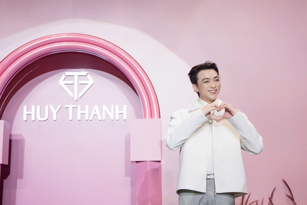 SOOBIN hóa hoàng tử áo trắng đeo trang sức cho khán giả nữ - 2