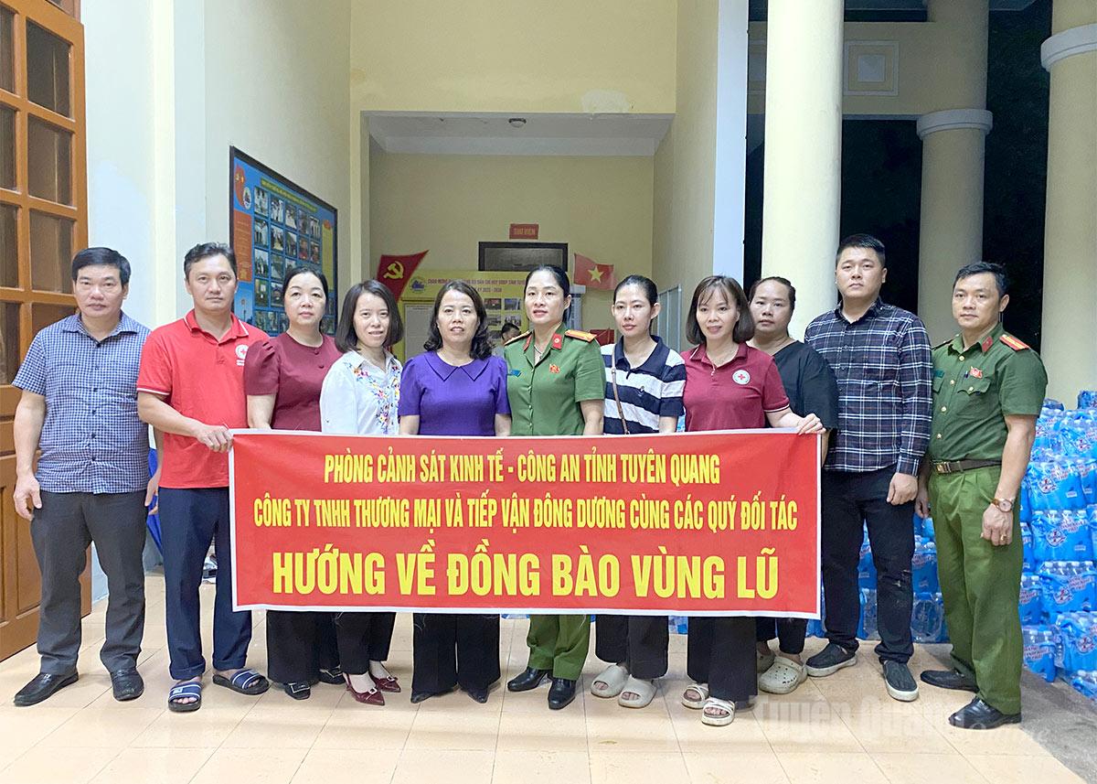 Đồng chí Lý Thị Lan cùng các sở, ngành tiếp nhận hỗ trợ của Công ty TNHH Thương mại và tiếp vận Đông Dương.