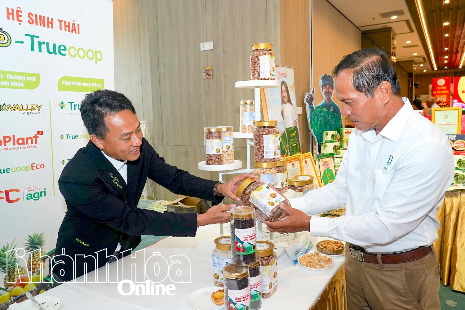 Customers choose to buy products of Truecoop Organic Cashew Cooperative (Bao An ward).