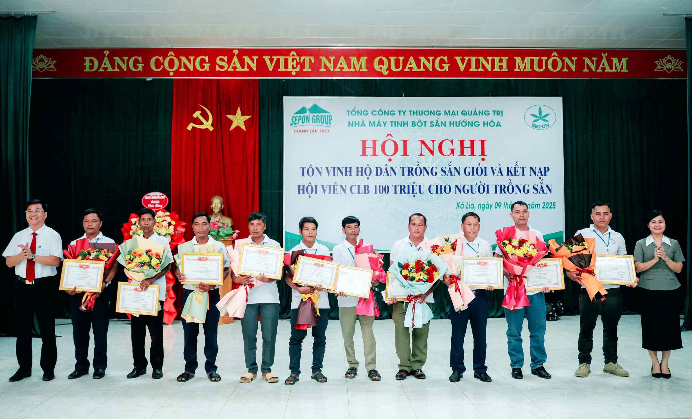 Các hộ trồng sắn giỏi, có thu nhập cao được tôn vinh, khen thưởng - Ảnh: Q.H