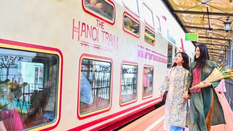 Turiștii experimentează trenul cu cinci porți, un nou produs turistic al orașului Hanoi. (Foto: BAO LONG)