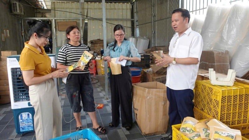 Cán bộ tỉnh Cao Bằng xuống cơ sở trao đổi với người dân cách đưa các sản phẩm truyền thống ra thị trường trong và ngoài nước.