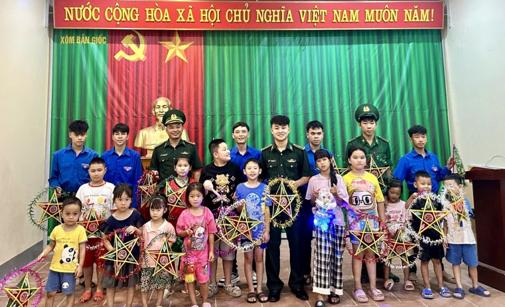 Dam Thuy Border Guard Station coordinated with the Youth Union of Dam Thuy commune to organize Mid-Autumn Festival for children in Ban Gioc hamlet, Dam Thuy commune.