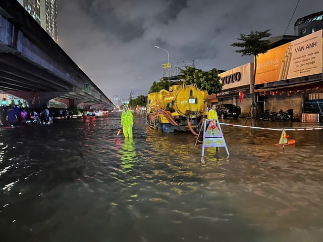 Hà Nội: Mưa lớn, hàng loạt tuyến đường nguy cơ ngập úng- Ảnh 1.