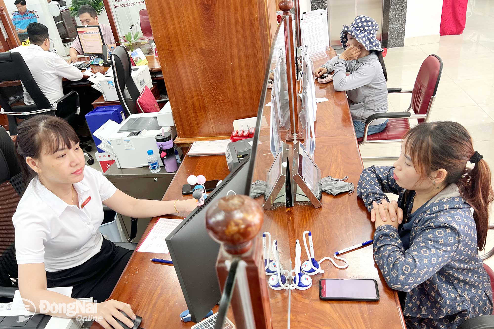 អតិថិជនមកធ្វើប្រតិបត្តិការនៅសាខា Agribank Dong Nai។ រូបថត៖ Hai Quan