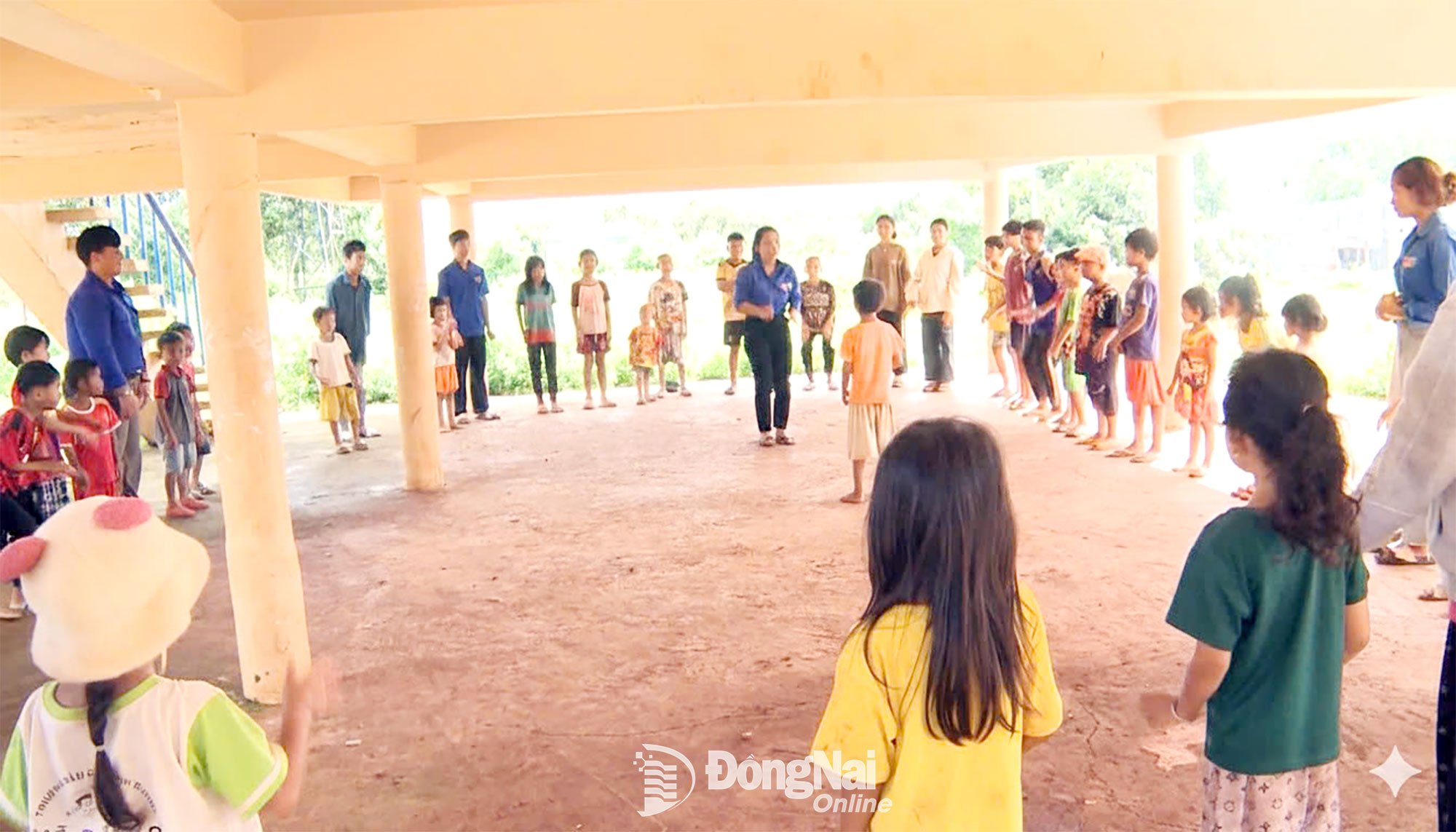 Người dân trên địa bàn xã Đăk Ơ tham gia sinh hoạt tại nhà văn hóa cộng đồng. Ảnh: ĐẶNG HÙNG