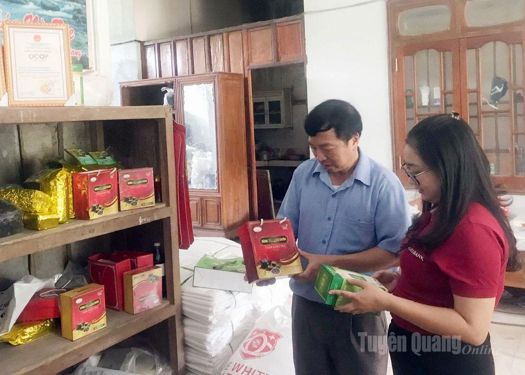 Anh Phan Thanh Tuấn, Giám đốc Hợp tác xã Thương mại vận tải Tuấn Băng giới thiệu sản phẩm chè được chứng nhận OCOP 3 sao và 4 sao.