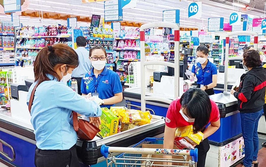 Việc các ngân hàng đẩy mạnh tín dụng tiêu dùng góp phần kích cầu tiêu dùng, thúc đẩy sản xuất kinh doanh và tạo đà tăng trưởng kinh tế. Ảnh: T.Sỹ