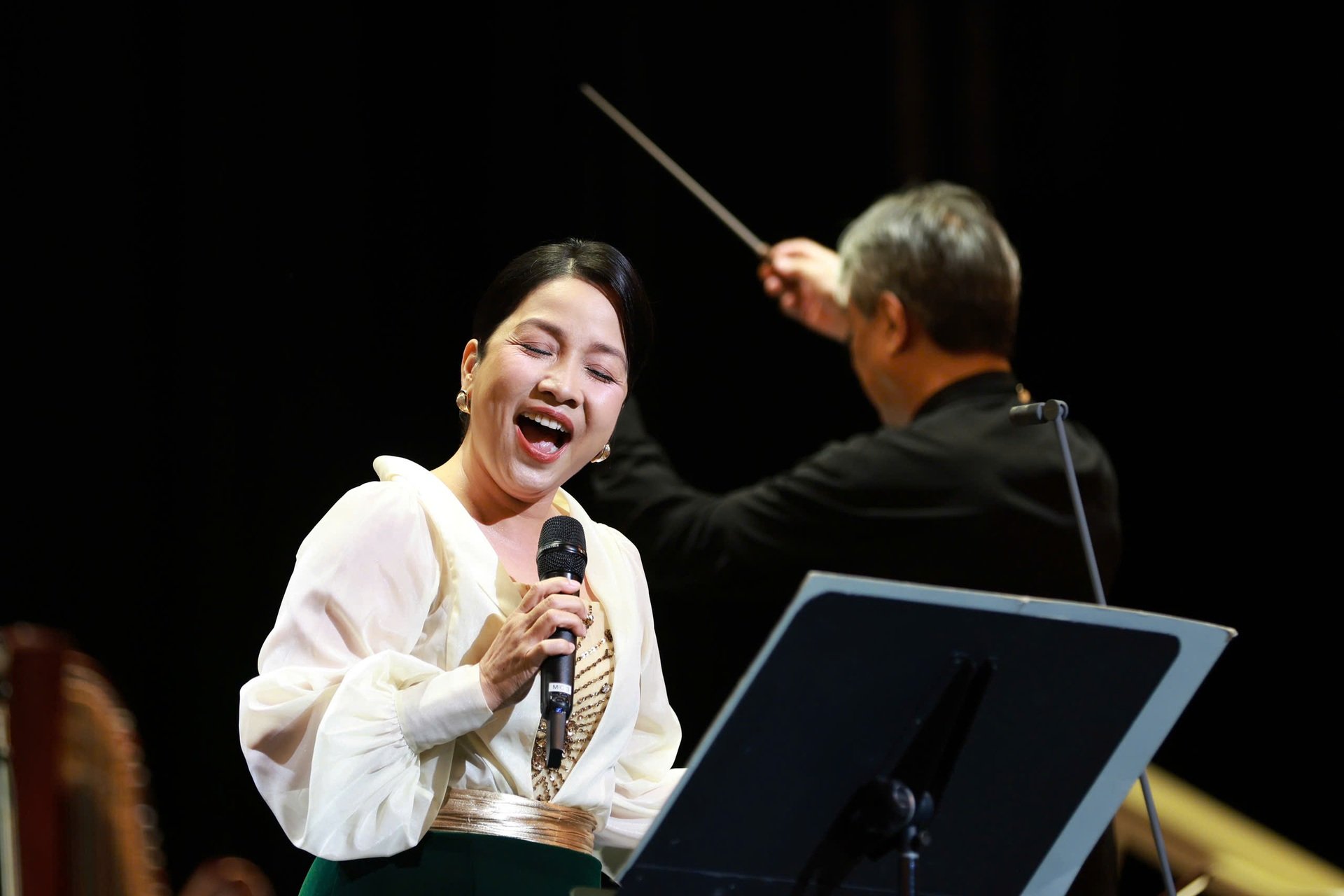 Diva Mỹ Linh gây sốt khi hát bản nhạc mùa thu bất hủ sau 31 năm - 2