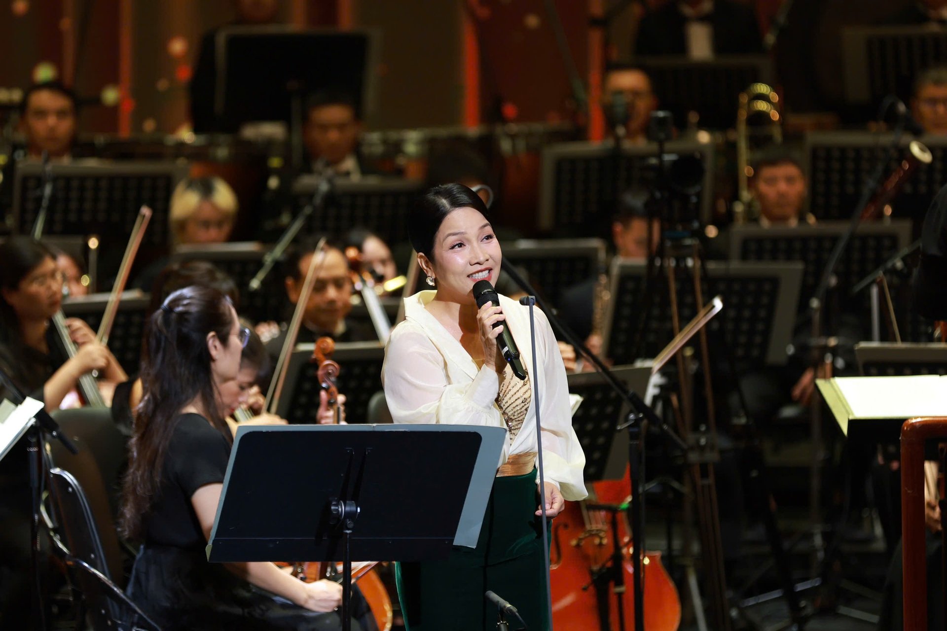 Diva Mỹ Linh gây sốt khi hát bản nhạc mùa thu bất hủ sau 31 năm - 3