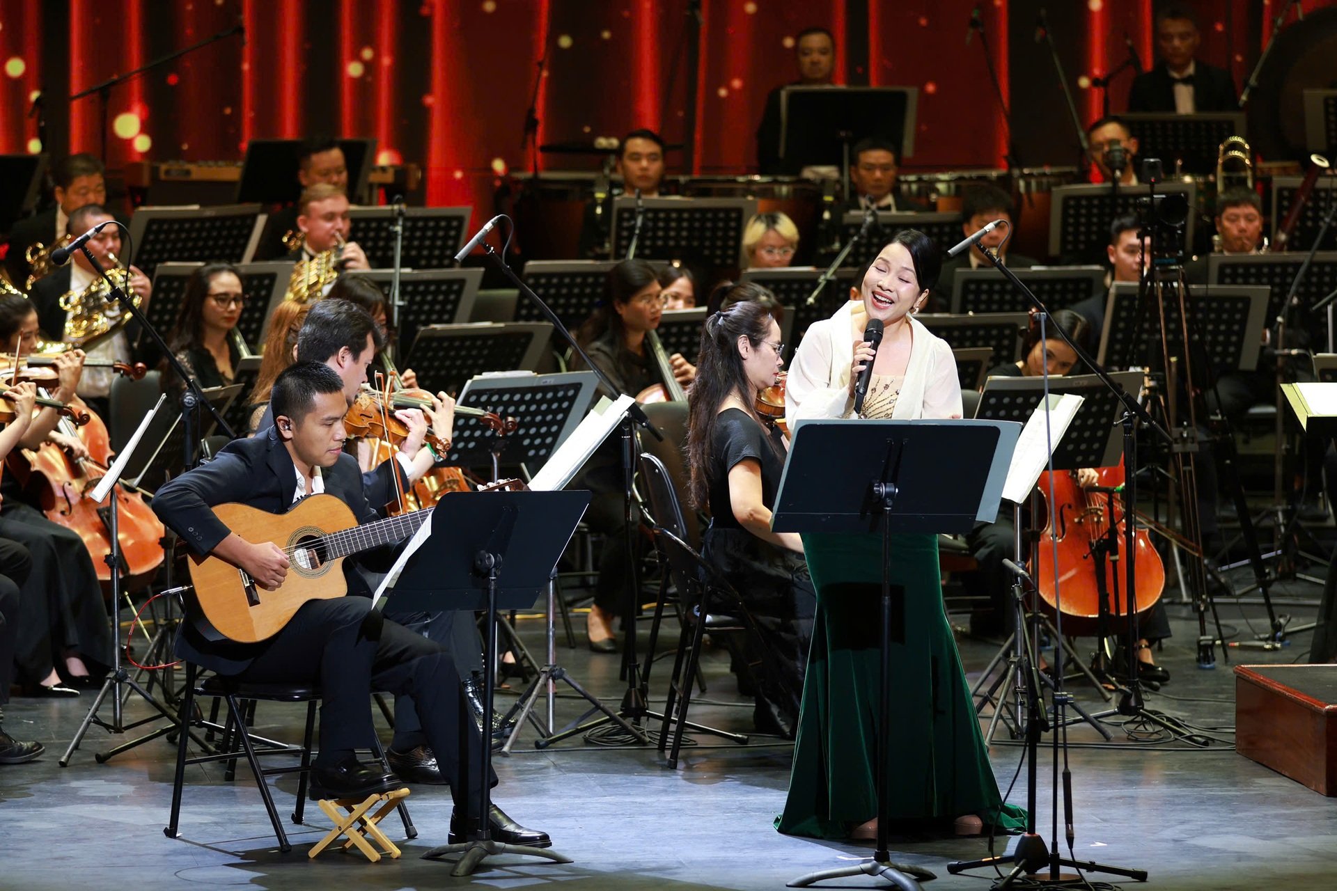 Diva Mỹ Linh gây sốt khi hát bản nhạc mùa thu bất hủ sau 31 năm - 4