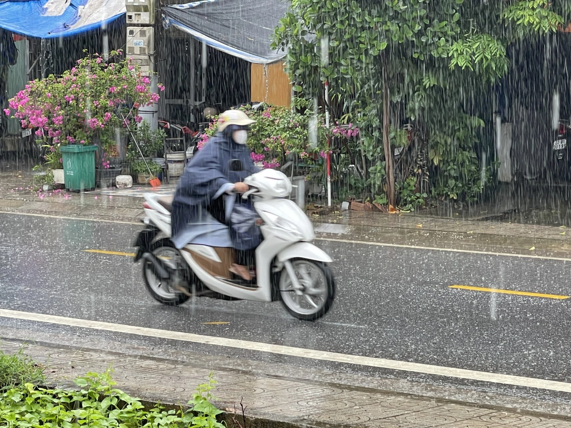 Mưa cường suất lớn tại phường Minh Xuân sáng 7/10