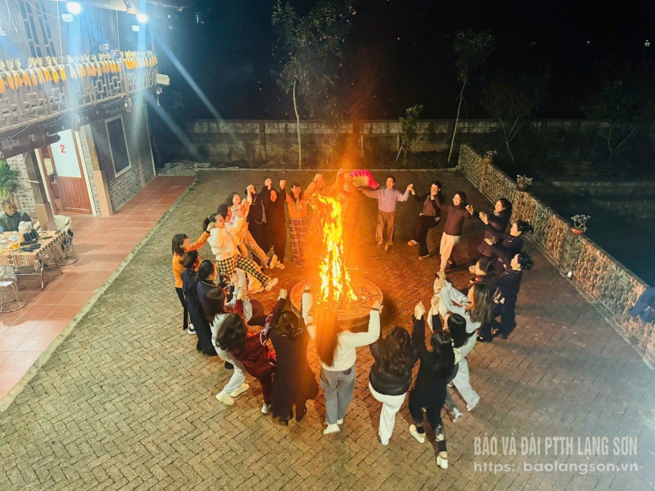 Tourists visit and make a campfire at Bac Son homestay, Quynh Son Community Tourism Village, Bac Son commune