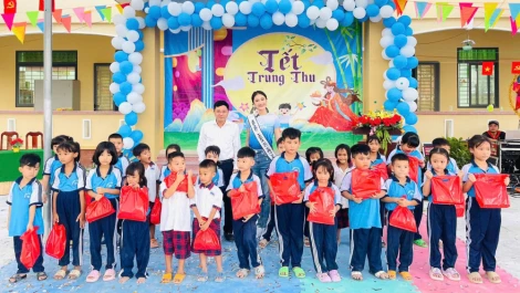 Đức Huệ: Tổ chức vui Tết Trung thu cho hơn 400 em thiếu nhi