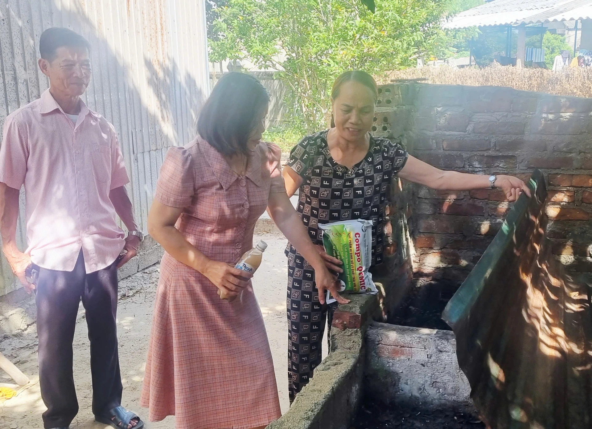 Sử dụng chế phẩm vi sinh để xử lý rác thải hữu cơ tại nguồn ở các hộ gia đình góp phần xây dựng môi trường xanh, sạch, đẹp, an toàn - Ảnh: K.S