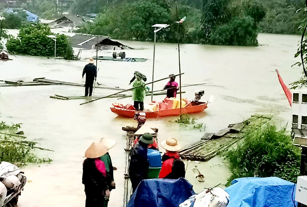 Das Dorf Kim Van in der Gemeinde Van Lang wurde stark überflutet, die Menschen mussten dringend evakuiert werden.
