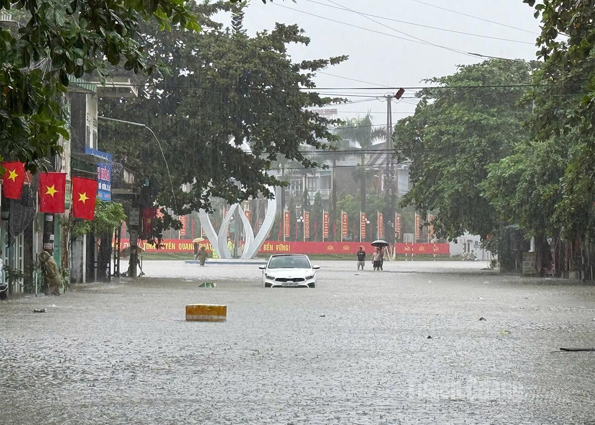大雨により多くの地域で洪水が発生した。