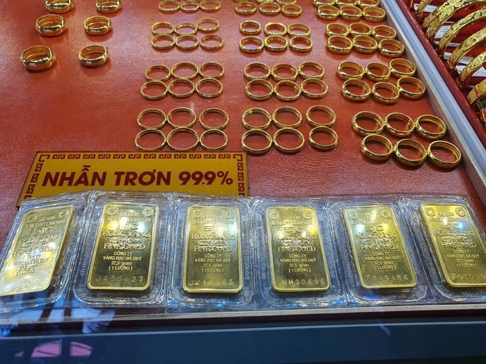 Kunder har svårt att köpa guld värt över 20 miljoner VND och kan inte använda kreditkort - Foto 2. Khách hàng gặp khó khi mua vàng trên 20 triệu đồng không được dùng thẻ tín dụng - Ảnh 2.
