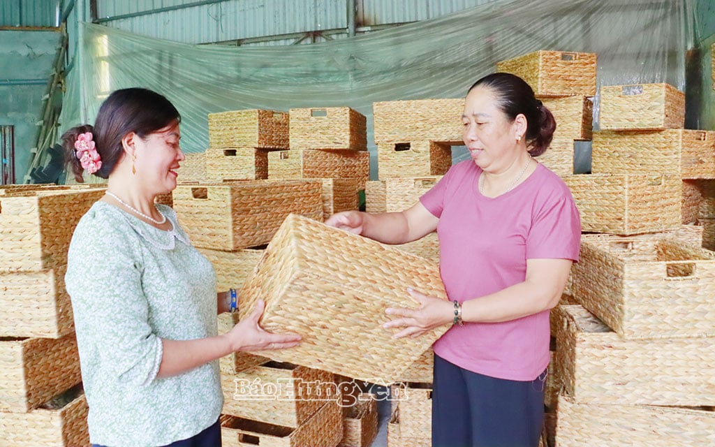 ពិនិត្យ​ផលិតផល​កន្ត្រក​ត្បាញ​ពី​ផ្កា​ស្មៅ​មុន​ពេល​នាំ​ចេញ។