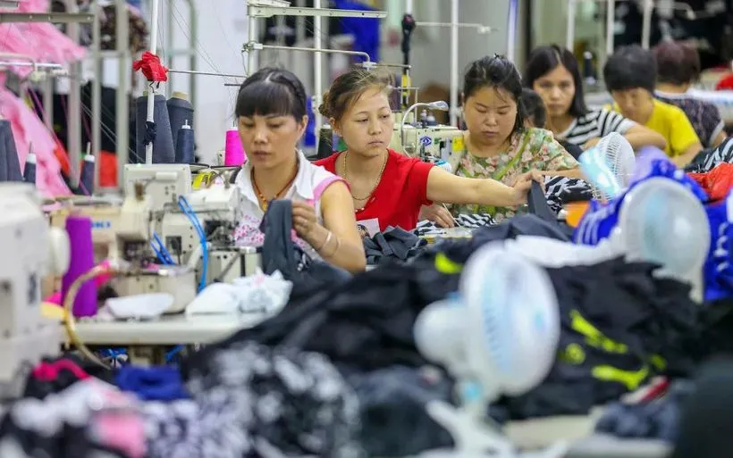 Công nhân tại một nhà máy sản xuất đồ bơi ở Tấn Giang, tỉnh Phúc Kiến, miền Đông Trung Quốc. (Nguồn: AFP/Getty Images)