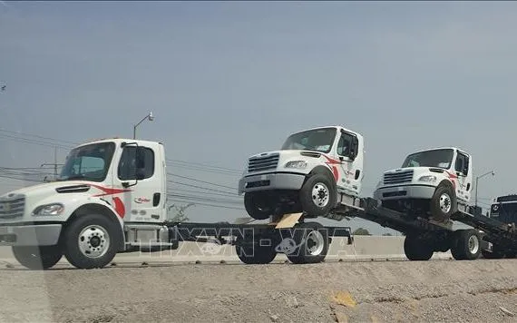 Ô tô sản xuất tại Mexico được vận chuyển đến cửa khẩu biên giới để xuất khẩu sang Mỹ. Ảnh minh họa: Phi Hùng/PV TTXVN tại Mexico