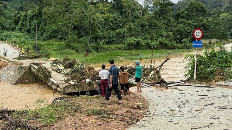 Mưa lũ khiến cây cầu Khuổi Đuốc, xóm Chông Cá, xã Minh Khai tỉnh Cao Bằng bị sập. (Ảnh: Xã Minh Khai)