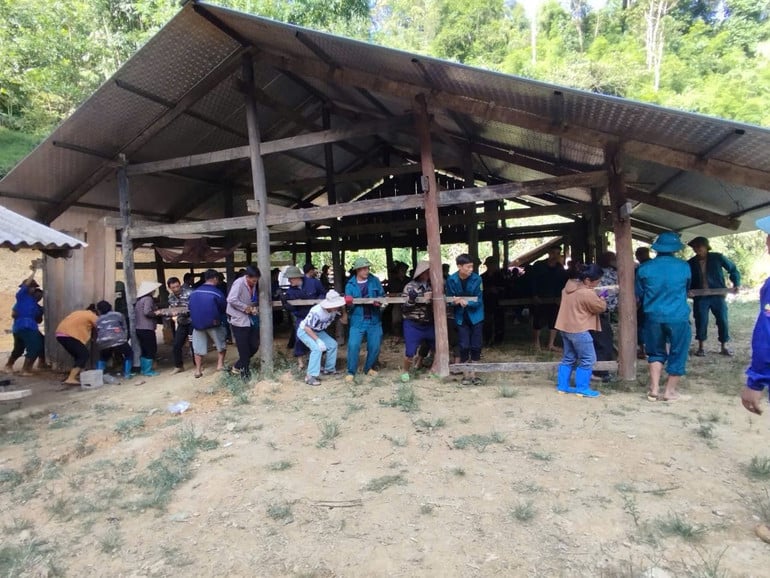 Chính quyền địa phương xã Minh Khai, tỉnh Cao Bằng cùng hơn 70 người dân đến hỗ trợ di dời nhà của gia đình ông Triệu Văn Hội sang vị trí nền mới để tránh tình trạng sạt lở. (Ảnh: Xã Minh Khai)