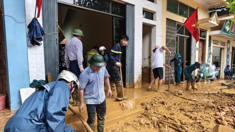 Cam Duong ward authorities support people to overcome the consequences of storm No. 10.