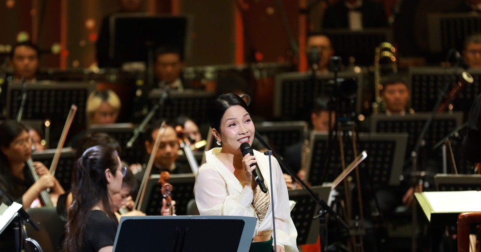 Diva My Linh pone la piel de gallina al público con su primera canción ...