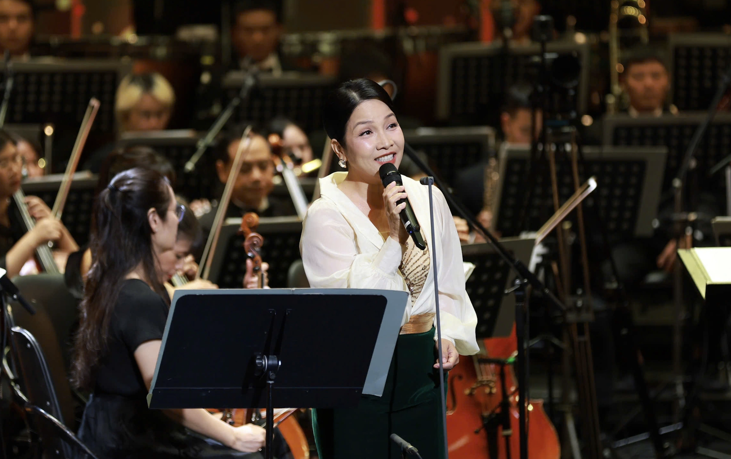 Diva Mỹ Linh gây sốt khi hát bản nhạc mùa thu bất hủ sau 31 năm