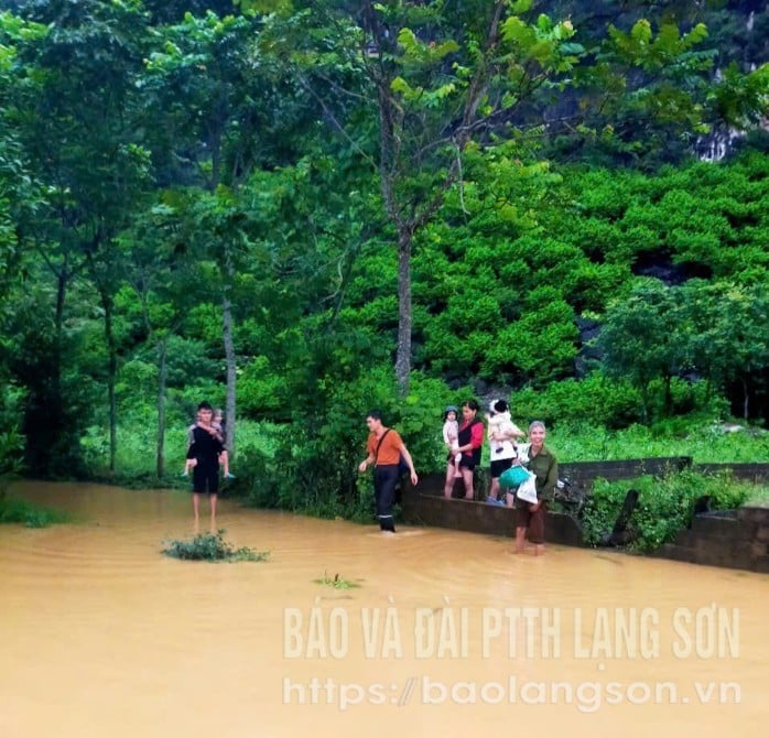 Người dân xã Vân Nham di dời do mực nước lên cao