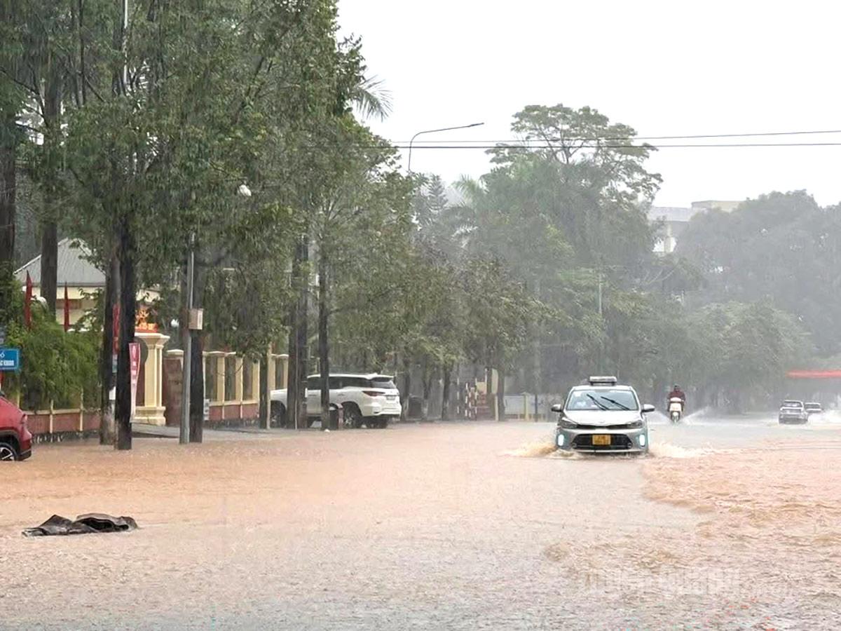 Вода затопила большинство улиц.