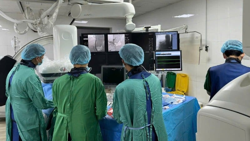 Các bác sĩ thực hiện ca can thiệp cho bệnh nhân.