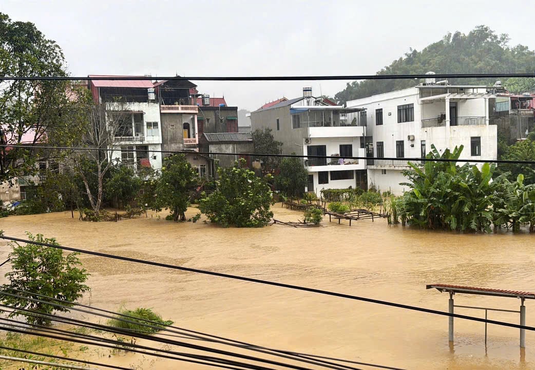 Beberapa rumah di pusat komunitas Cho Ra terendam banjir sebagian.