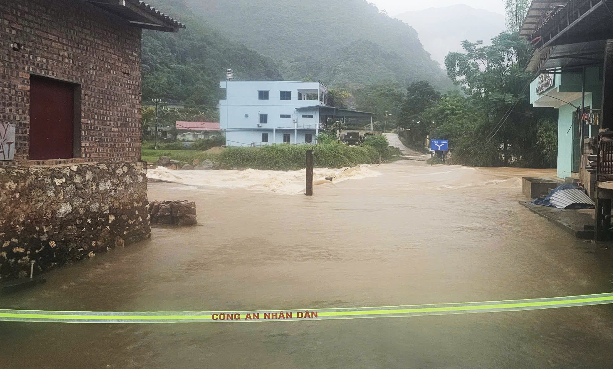 Ketinggian air di spillway di area Pasar Leng, Kecamatan Dong Phuc, sedang tinggi. Pemerintah setempat telah mengeluarkan peringatan dan melarang lalu lintas untuk sementara waktu demi keselamatan.