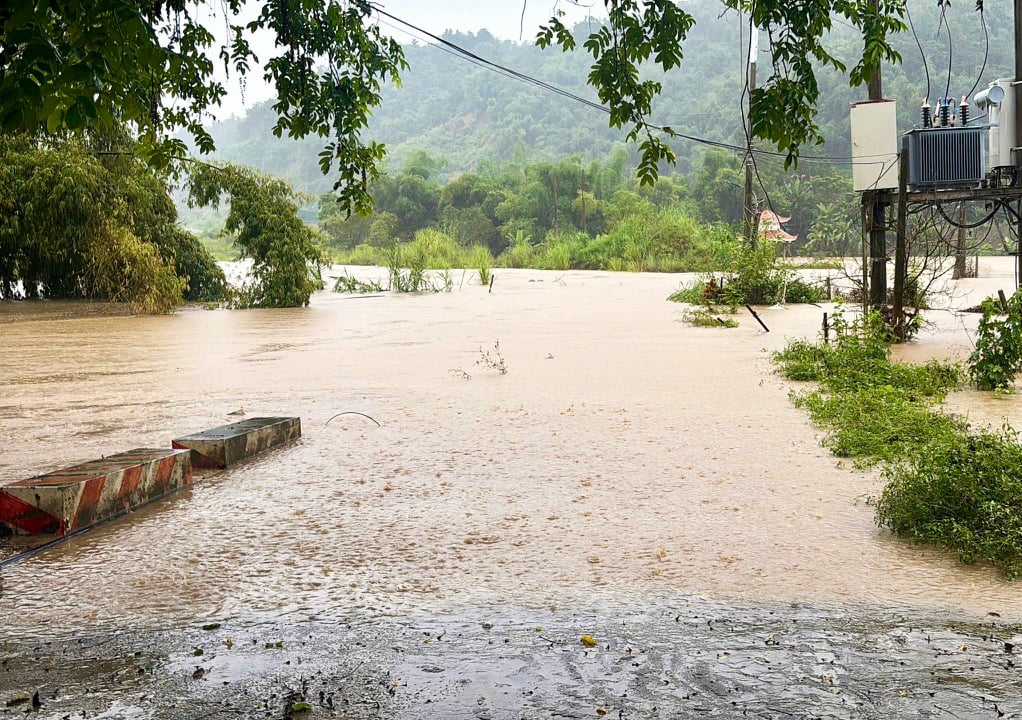 Jalan antar komune Cho Ra - Ba Be terendam banjir.