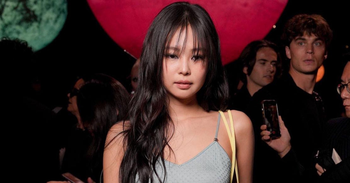 Giống Rosé, Jennie BlackPink bị chê mặc đồ ngủ đến Paris Fashion Week